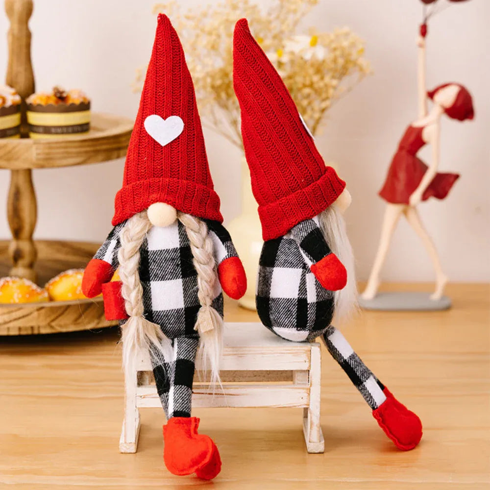 Sitzende rote Strickmütze gesichtslose Weihnachtspuppe Spielzeug Dekoration
