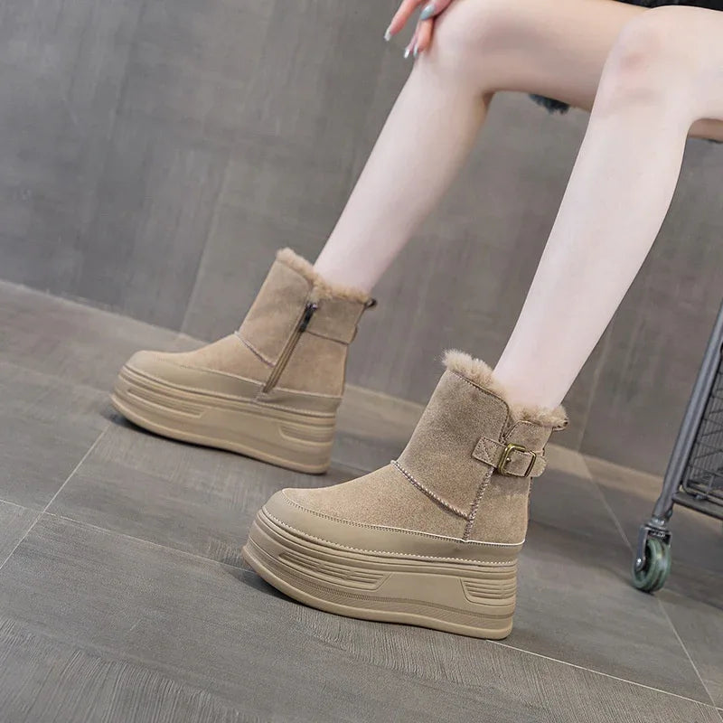 Dicksohlige, höhenvergrößernde, kältefeste und pelzgefütterte Freizeit-Damenstiefel
