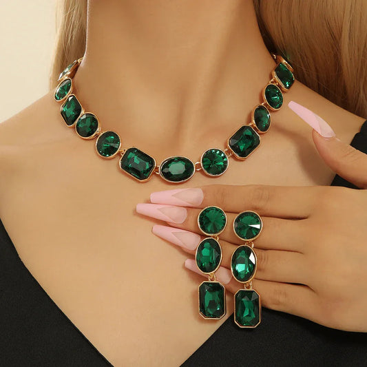 Luxuriöses Set im Antik-Stil mit Halskette und Ohrringen mit farbigen Glitzer-Kristallen für Damen