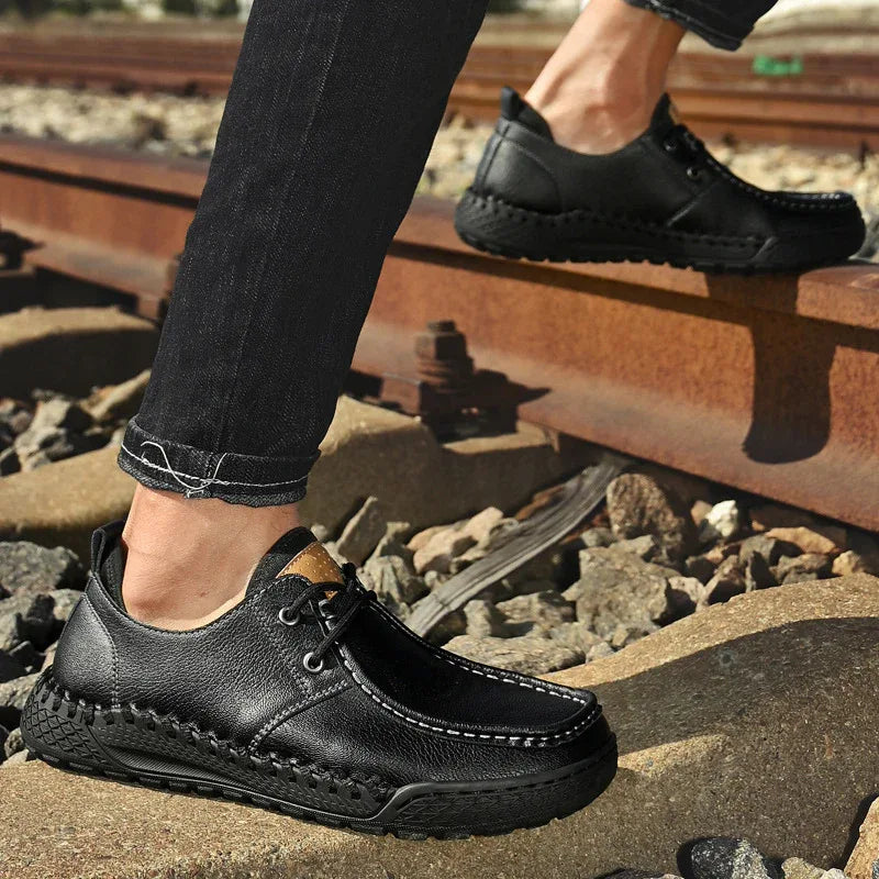 Lässige Herrenschuhe aus Leder mit handgenähter Sohle und niedrigem Schaft