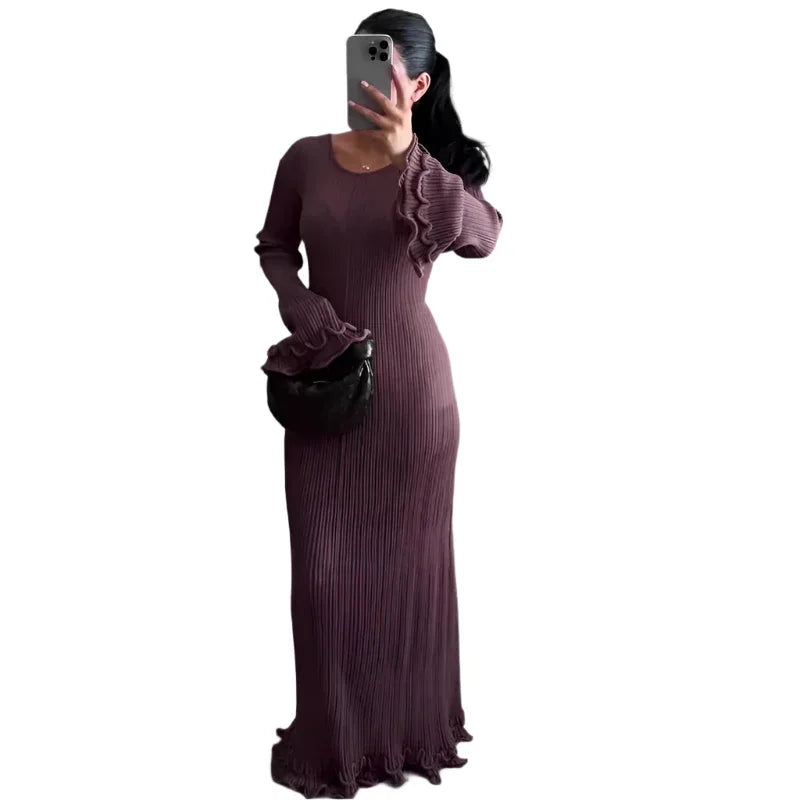 Einfarbiges, langärmeliges, eng anliegendes Kleid mit Rundhalsausschnitt und Fransenenden